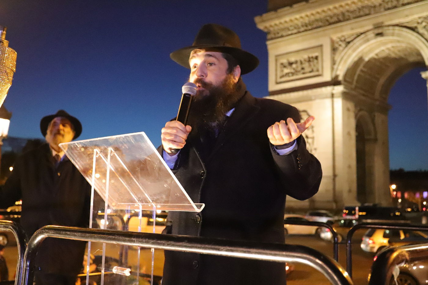 נר שמיני של חנוכה בשער הניצחון בפריז • תיעוד