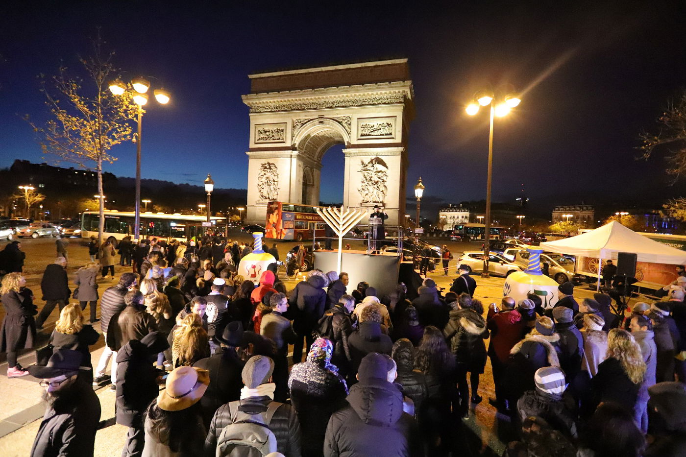 נר שמיני של חנוכה בשער הניצחון בפריז • תיעוד