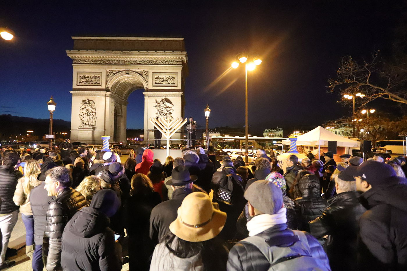 נר שמיני של חנוכה בשער הניצחון בפריז • תיעוד