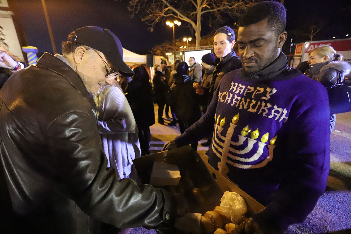 נר שמיני של חנוכה בשער הניצחון בפריז • תיעוד