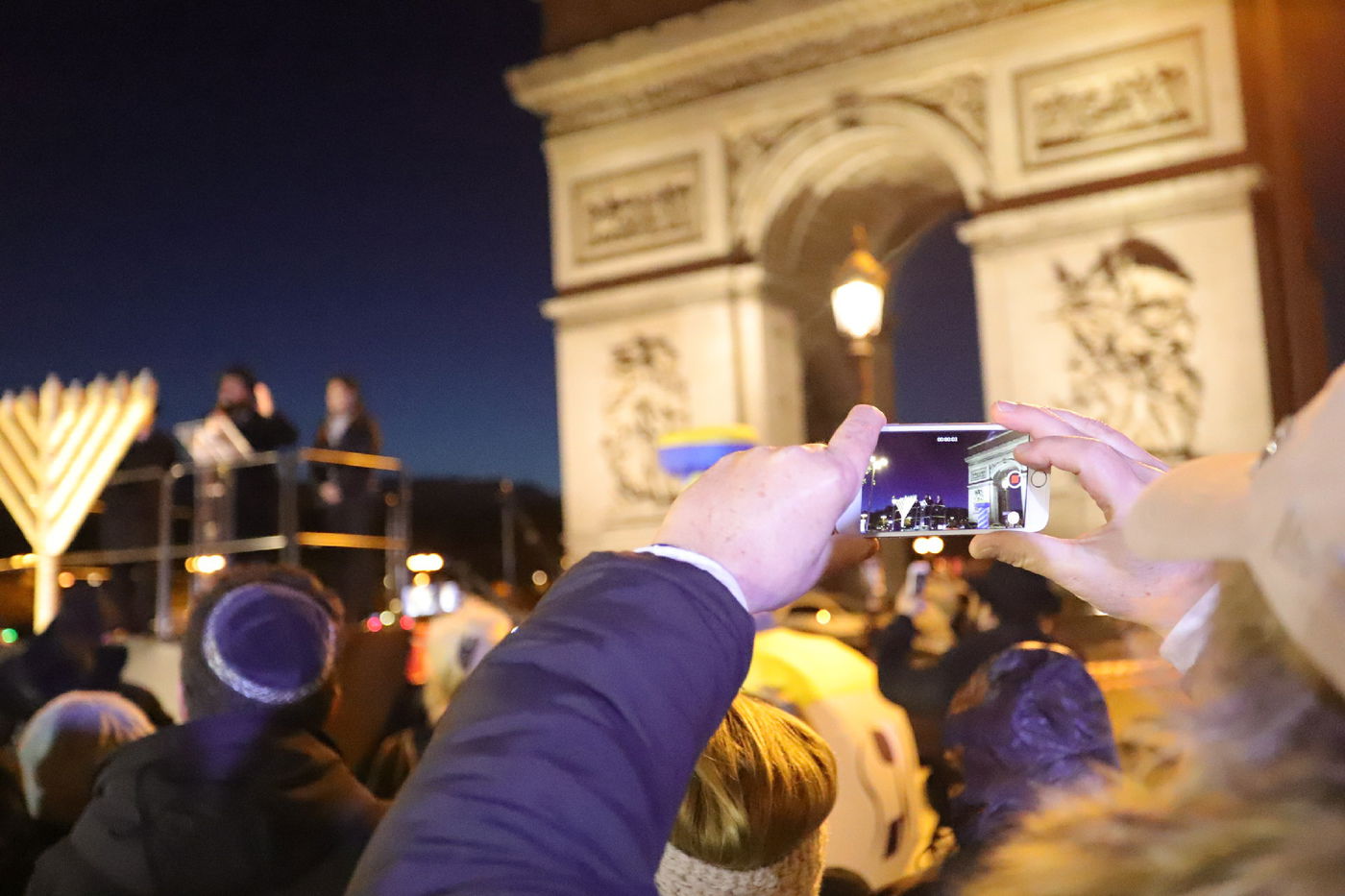 נר שמיני של חנוכה בשער הניצחון בפריז • תיעוד
