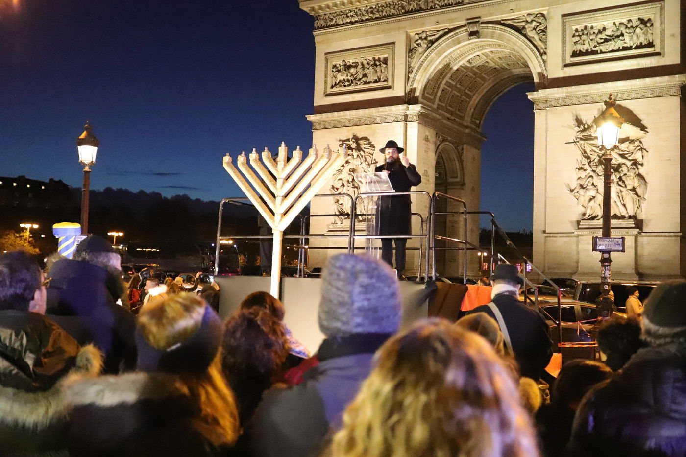 נר שמיני של חנוכה בשער הניצחון בפריז • תיעוד