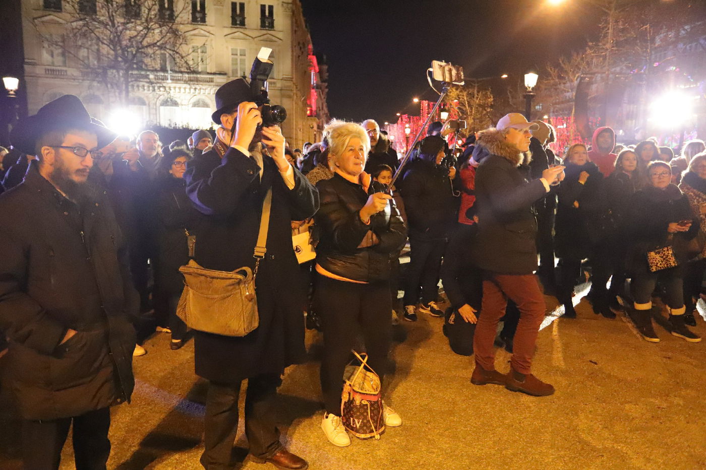 נר שמיני של חנוכה בשער הניצחון בפריז • תיעוד
