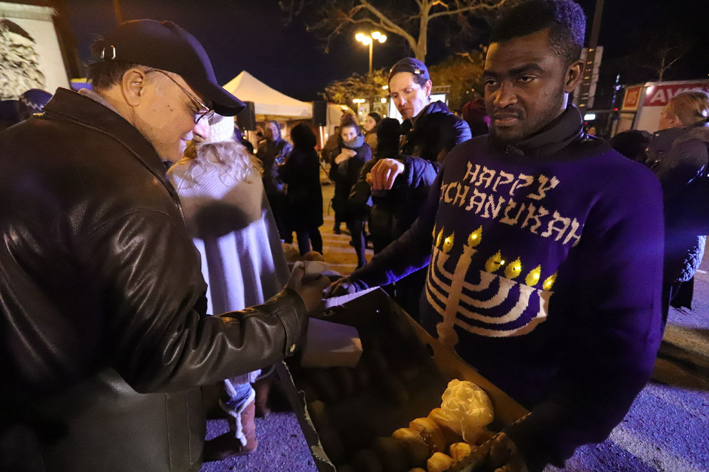 נר שמיני של חנוכה בשער הניצחון בפריז • תיעוד