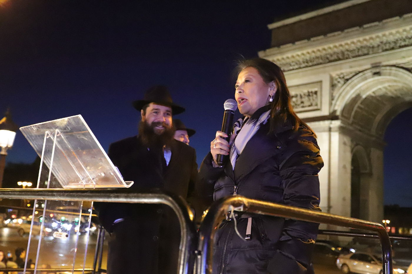 נר שמיני של חנוכה בשער הניצחון בפריז • תיעוד