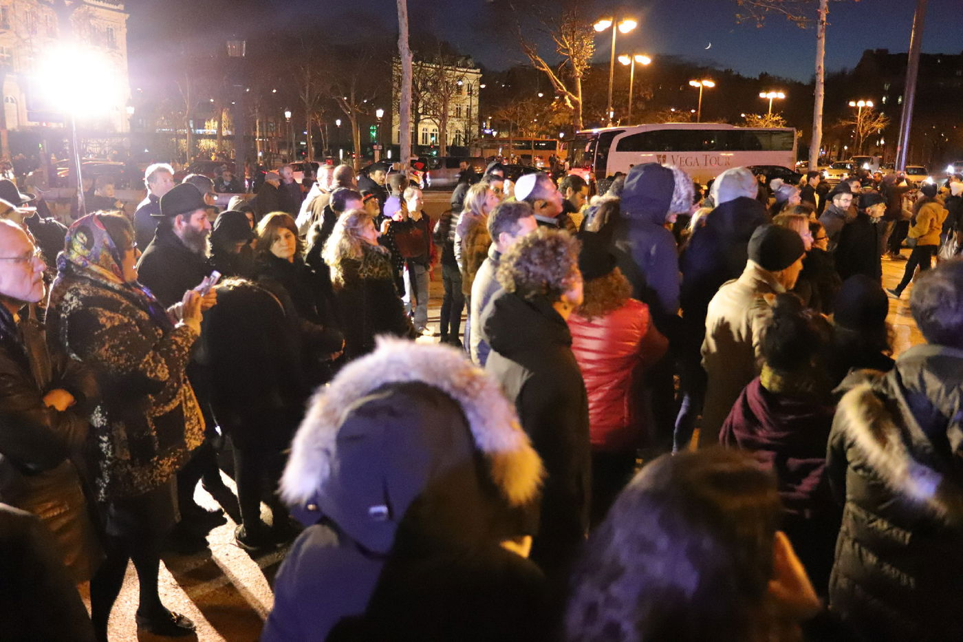 נר שמיני של חנוכה בשער הניצחון בפריז • תיעוד