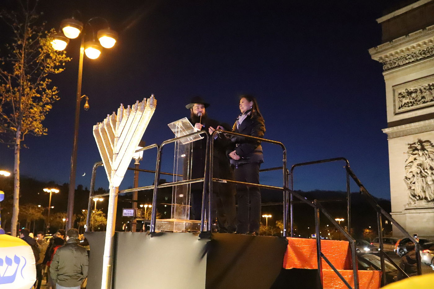 נר שמיני של חנוכה בשער הניצחון בפריז • תיעוד