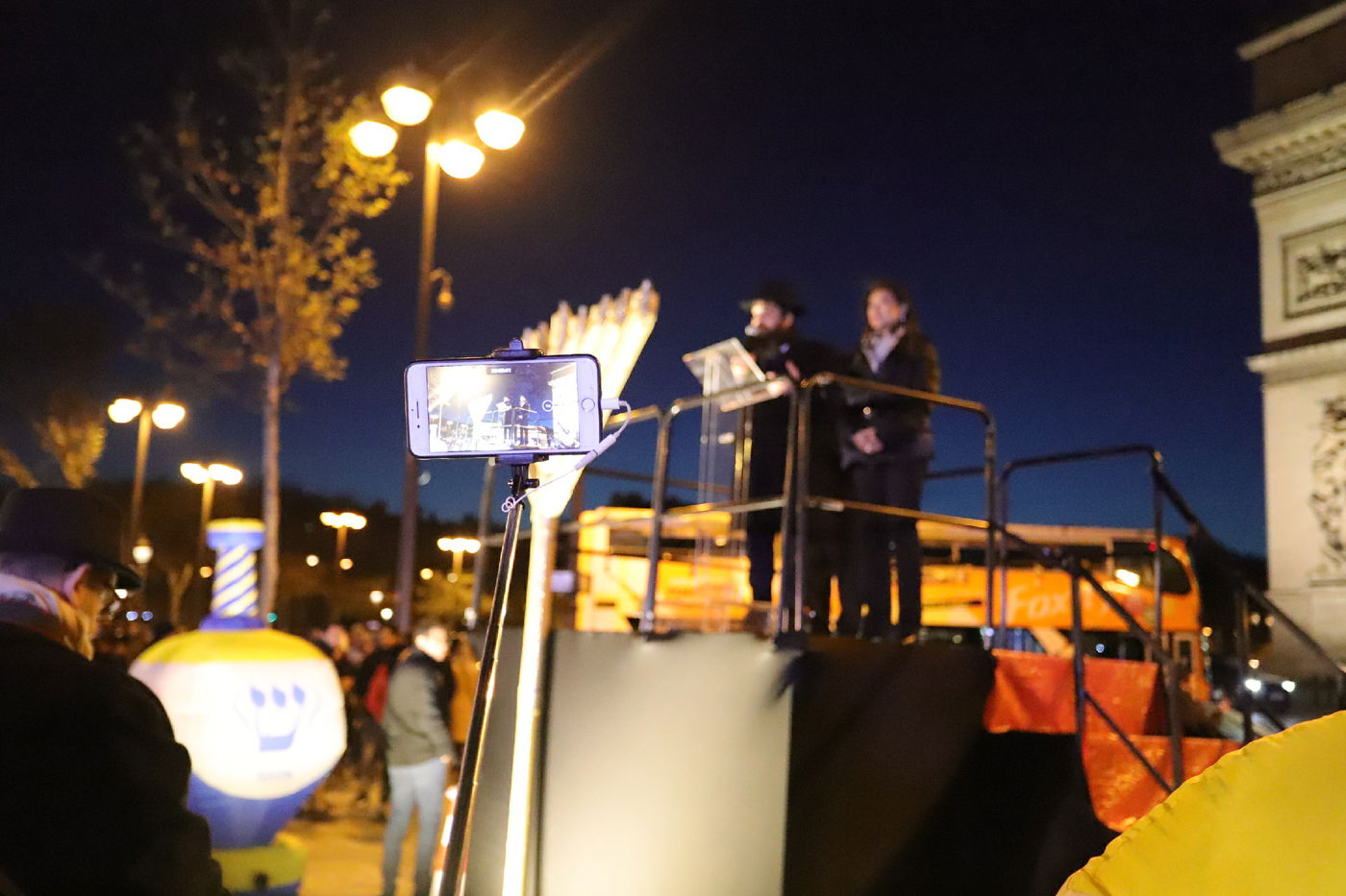 נר שמיני של חנוכה בשער הניצחון בפריז • תיעוד