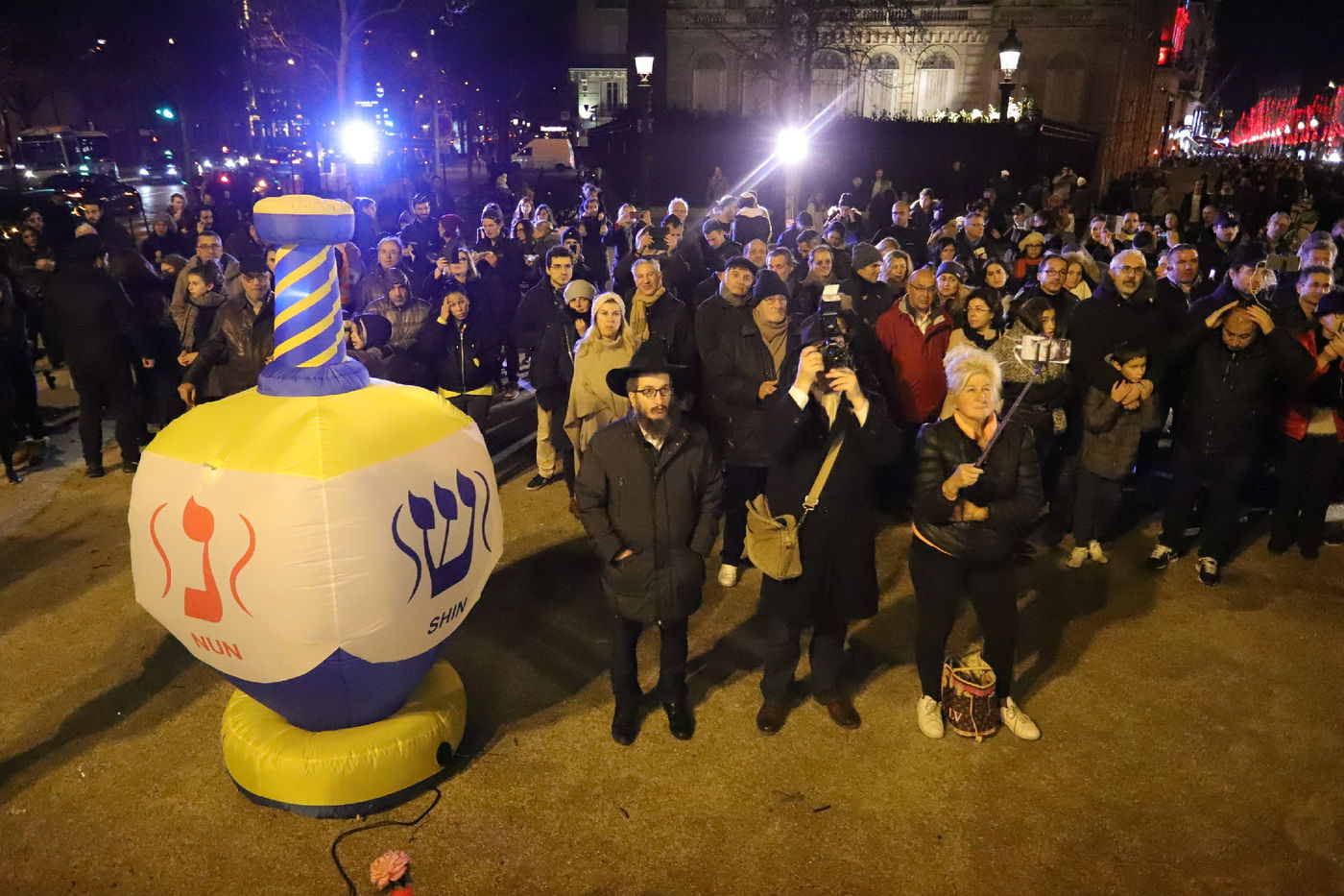 נר שמיני של חנוכה בשער הניצחון בפריז • תיעוד