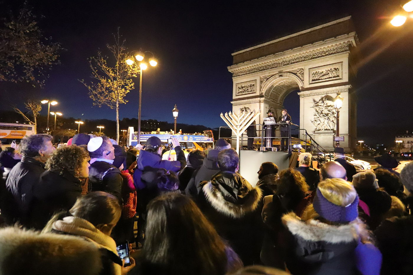 נר שמיני של חנוכה בשער הניצחון בפריז • תיעוד