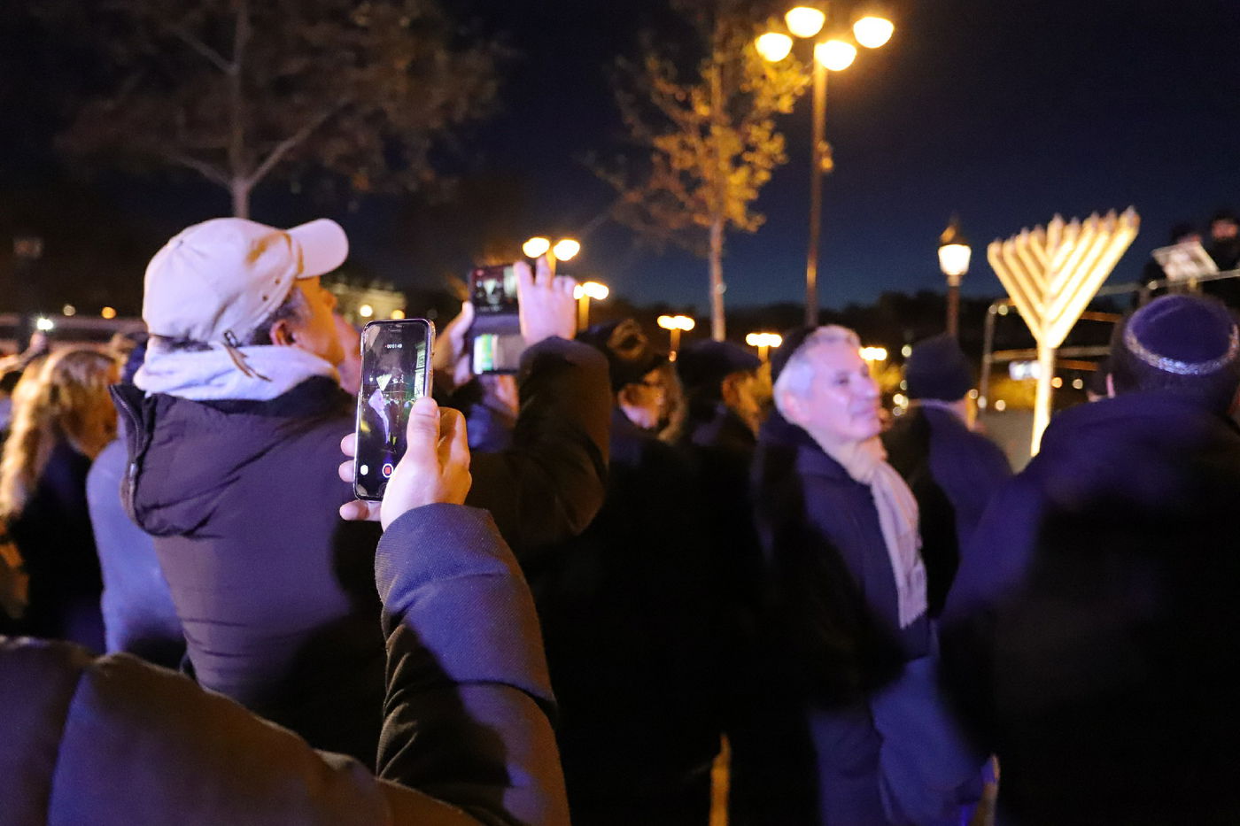 נר שמיני של חנוכה בשער הניצחון בפריז • תיעוד