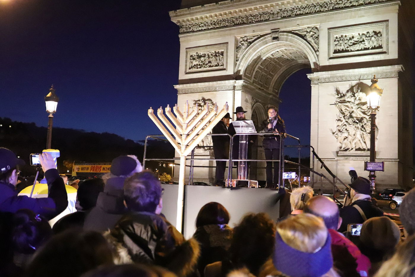 נר שמיני של חנוכה בשער הניצחון בפריז • תיעוד