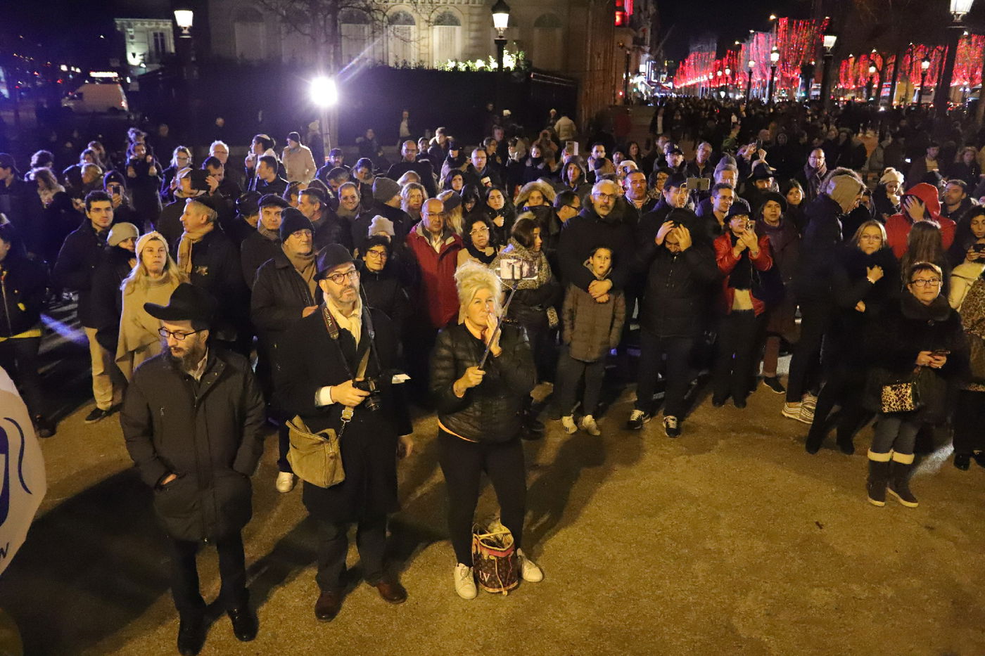 נר שמיני של חנוכה בשער הניצחון בפריז • תיעוד