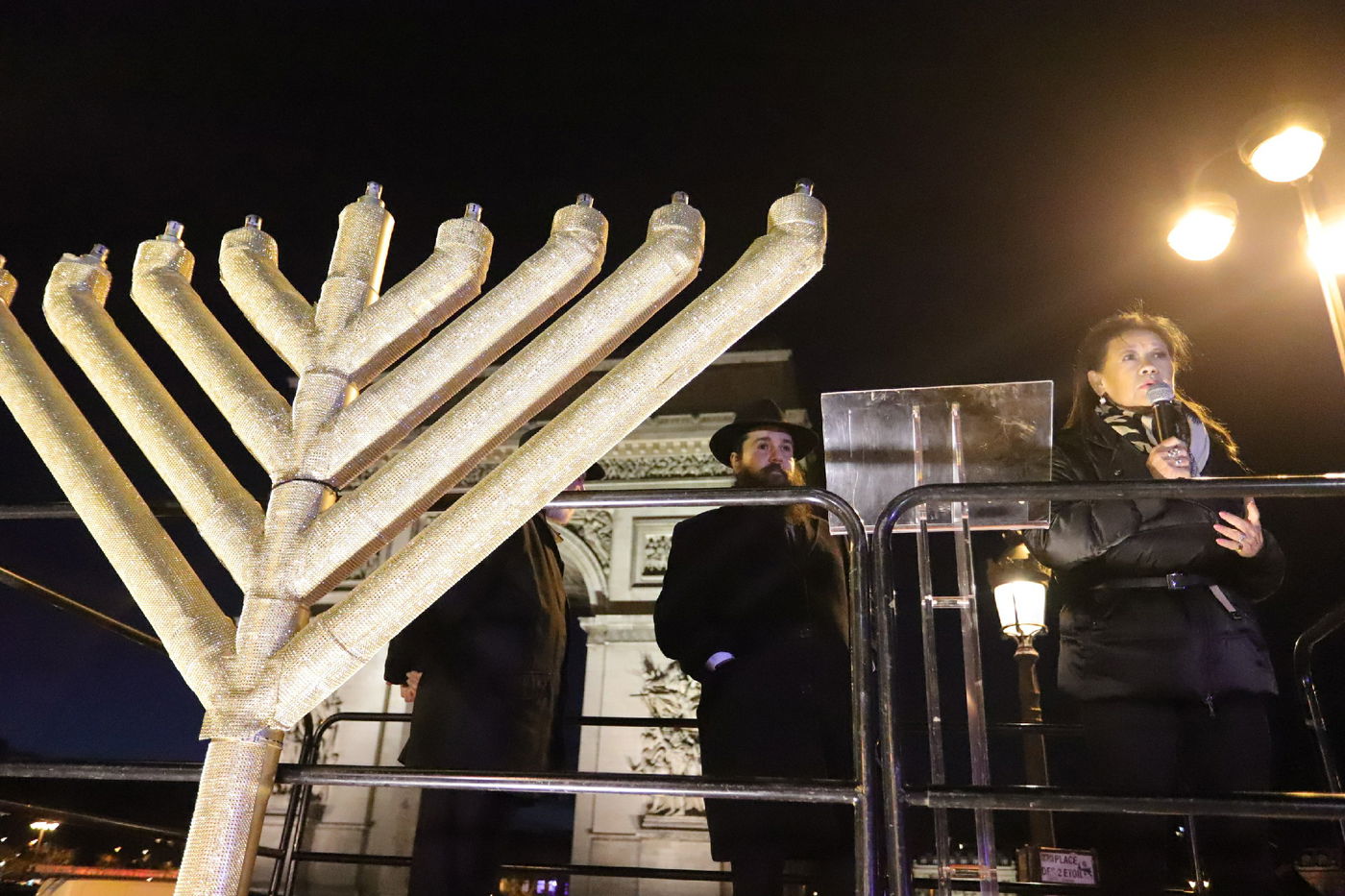 נר שמיני של חנוכה בשער הניצחון בפריז • תיעוד