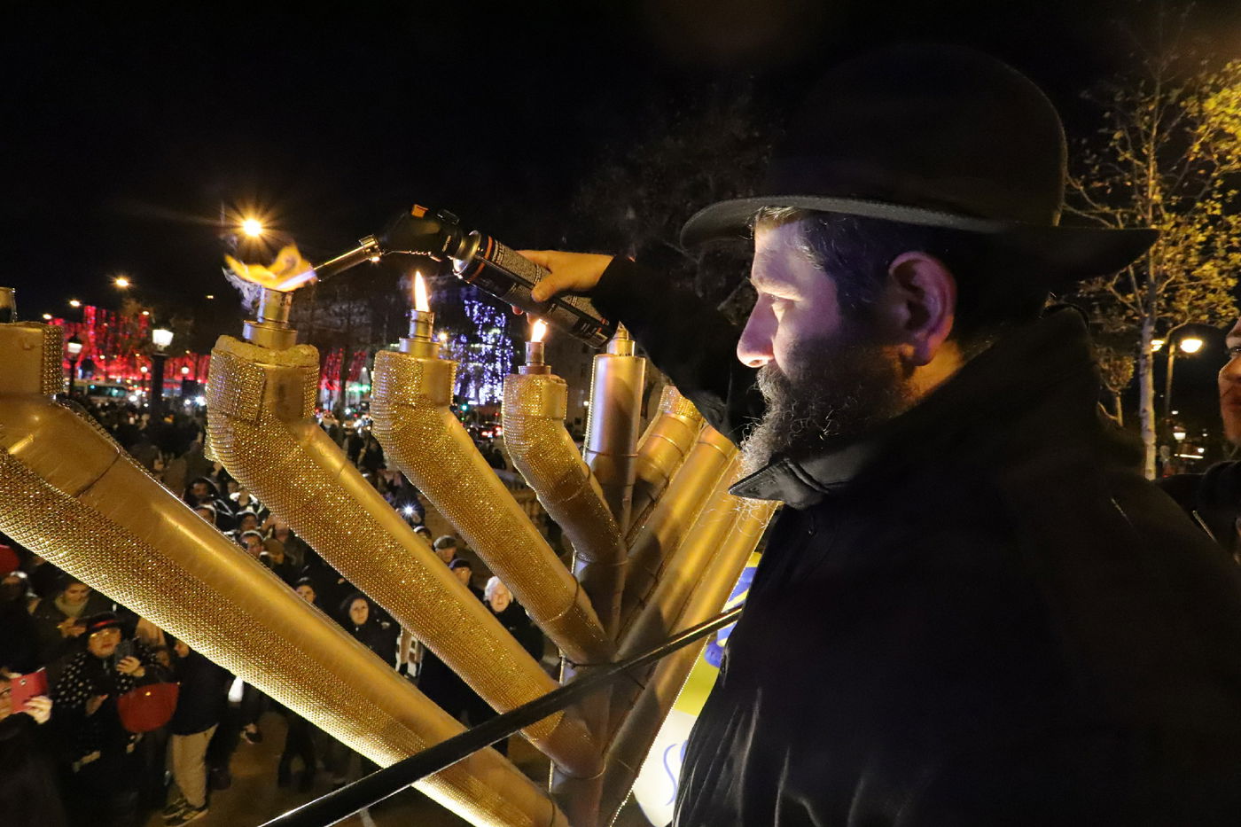 נר שמיני של חנוכה בשער הניצחון בפריז • תיעוד