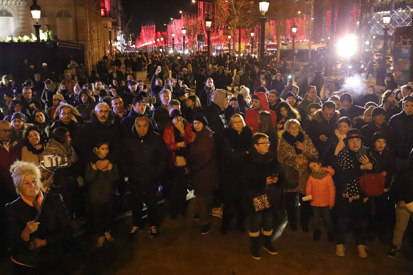 נר שמיני של חנוכה בשער הניצחון בפריז • תיעוד