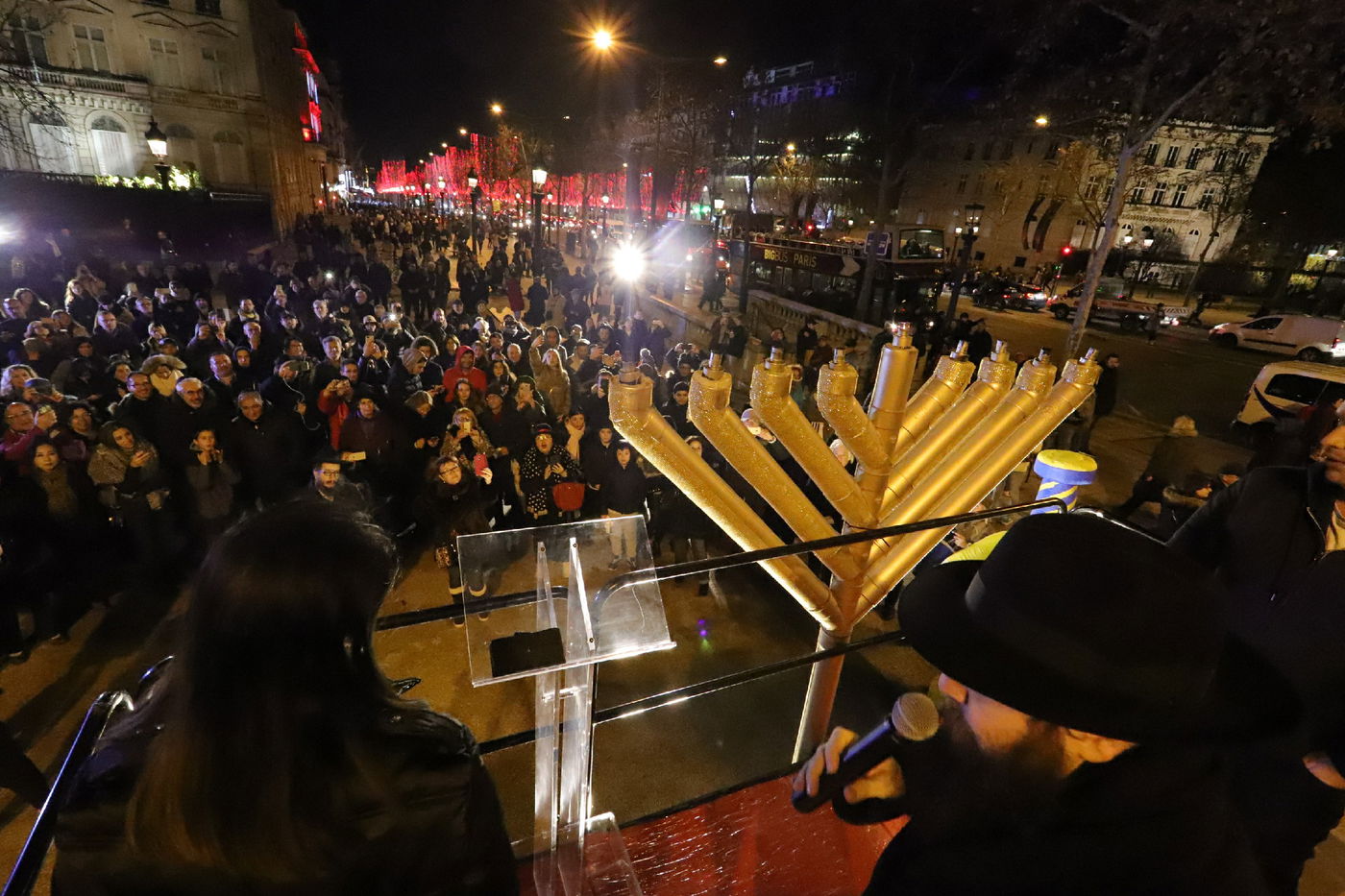 נר שמיני של חנוכה בשער הניצחון בפריז • תיעוד