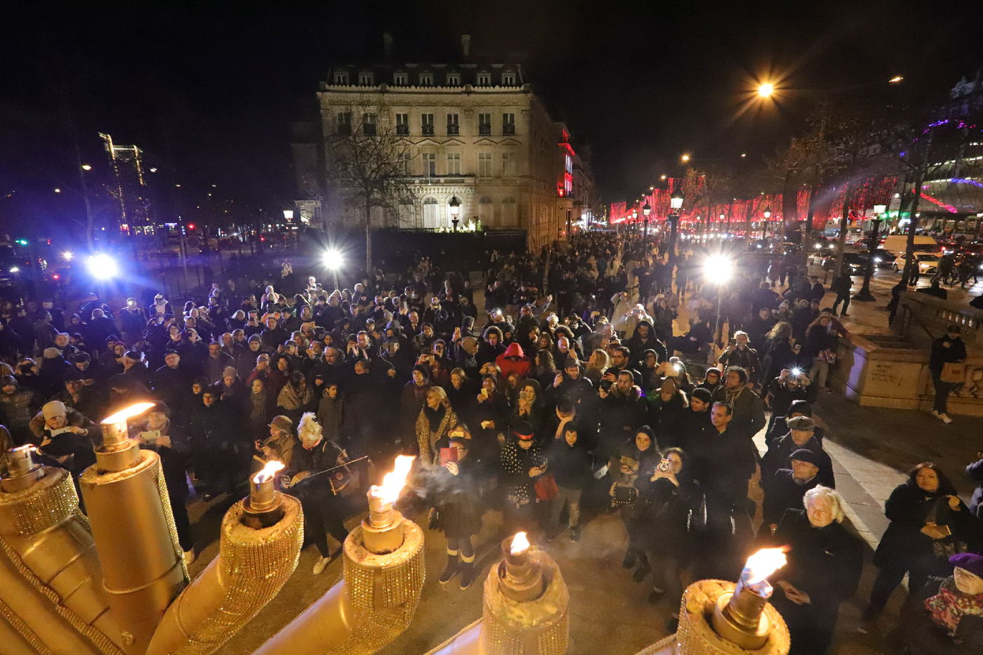 נר שמיני של חנוכה בשער הניצחון בפריז • תיעוד