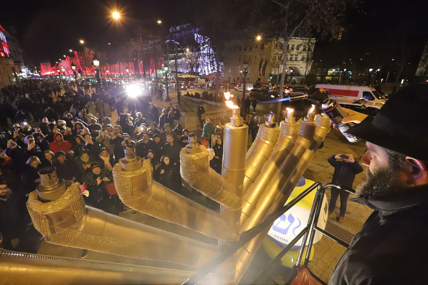 נר שמיני של חנוכה בשער הניצחון בפריז • תיעוד