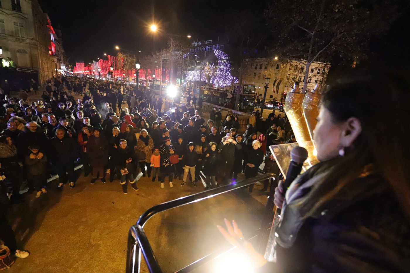 נר שמיני של חנוכה בשער הניצחון בפריז • תיעוד