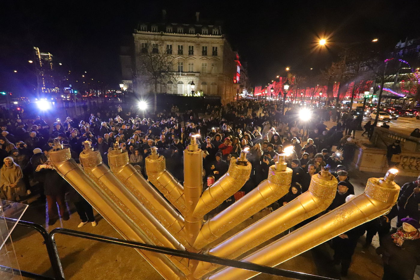 נר שמיני של חנוכה בשער הניצחון בפריז • תיעוד