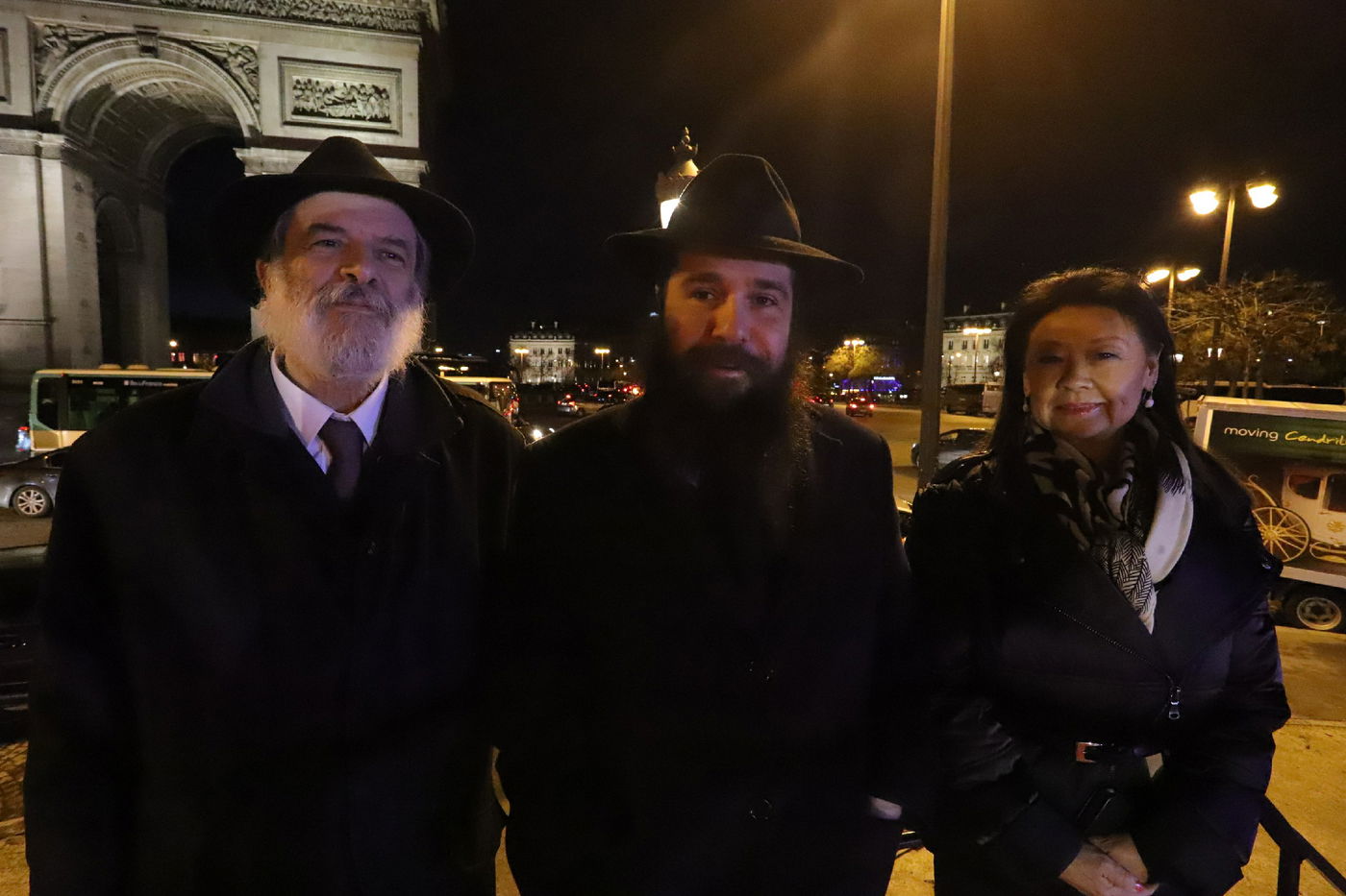 נר שמיני של חנוכה בשער הניצחון בפריז • תיעוד