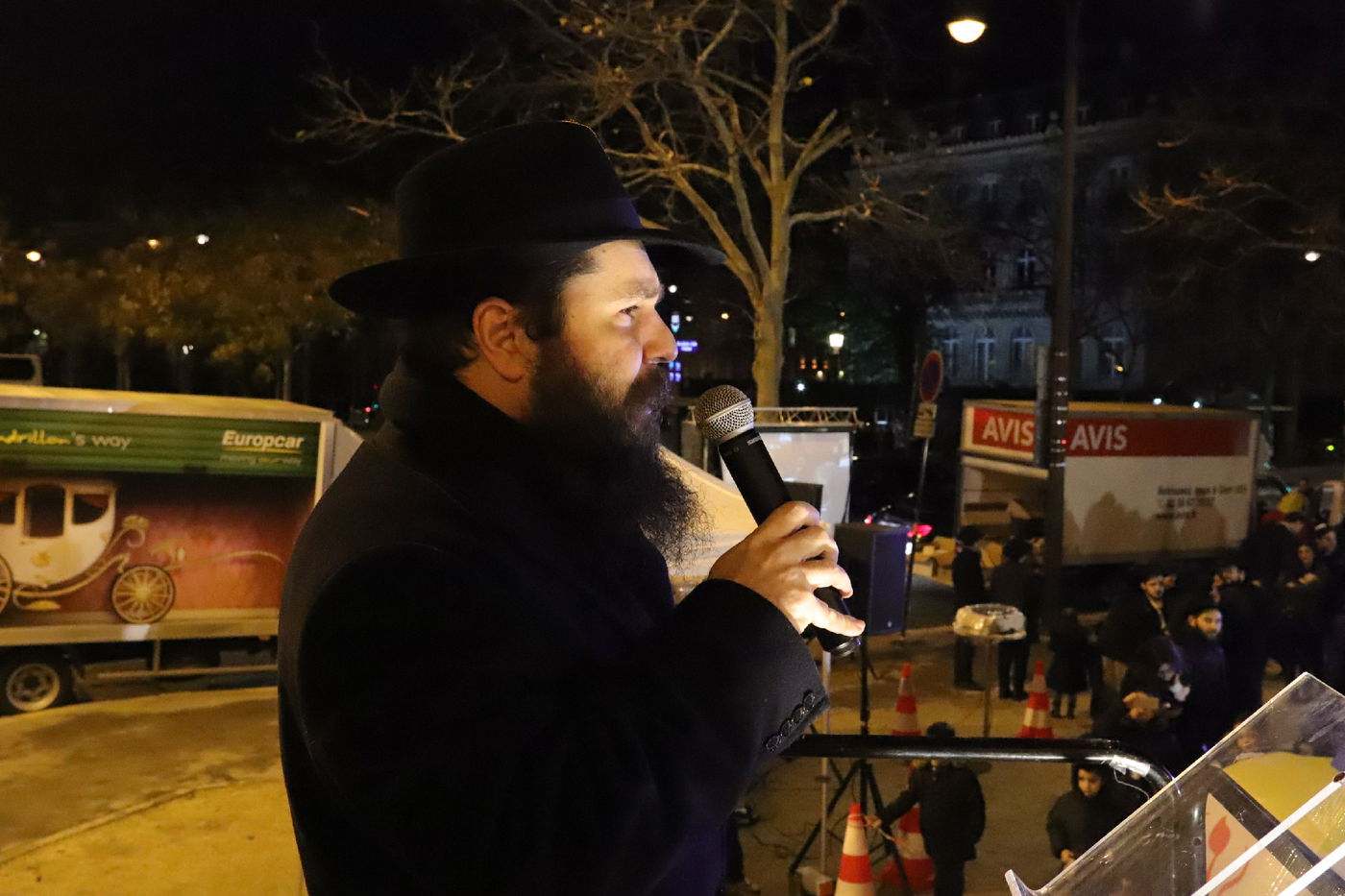 נר שמיני של חנוכה בשער הניצחון בפריז • תיעוד