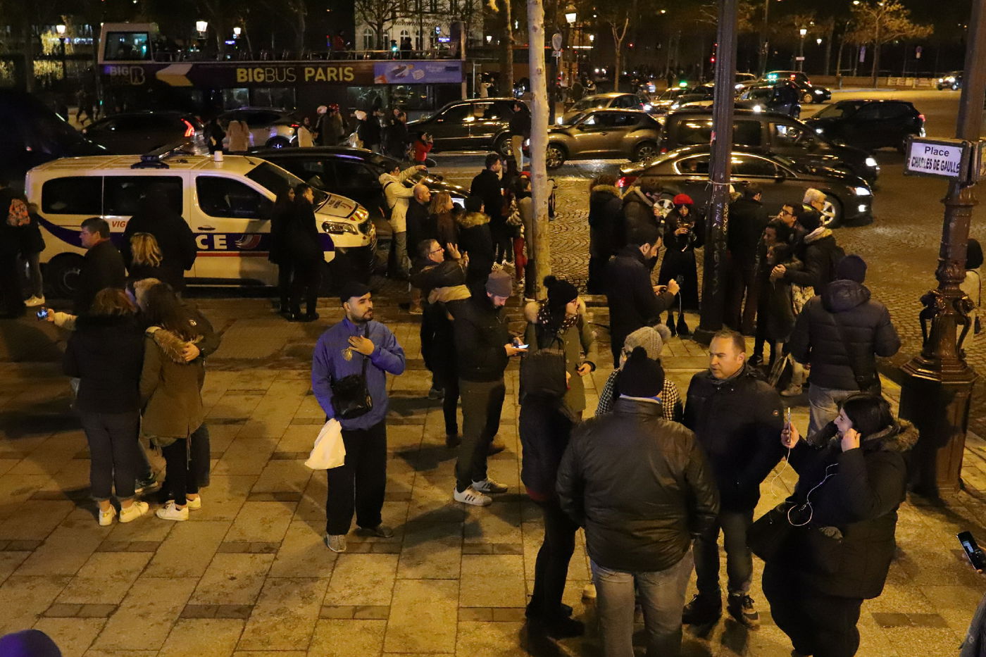 נר שמיני של חנוכה בשער הניצחון בפריז • תיעוד