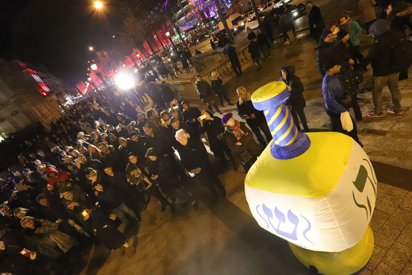 נר שמיני של חנוכה בשער הניצחון בפריז • תיעוד