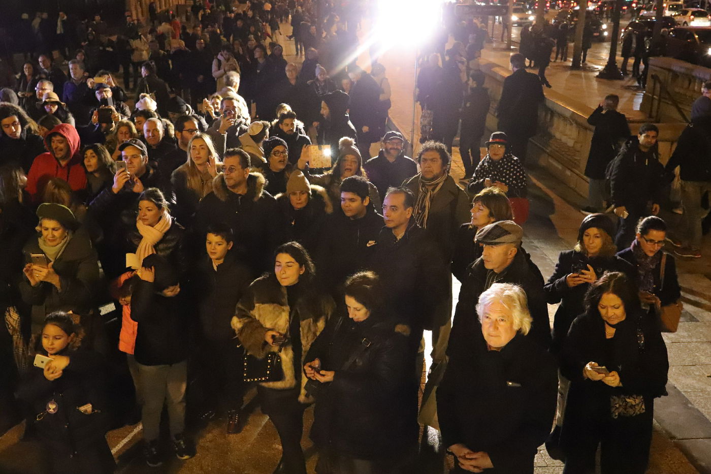 נר שמיני של חנוכה בשער הניצחון בפריז • תיעוד