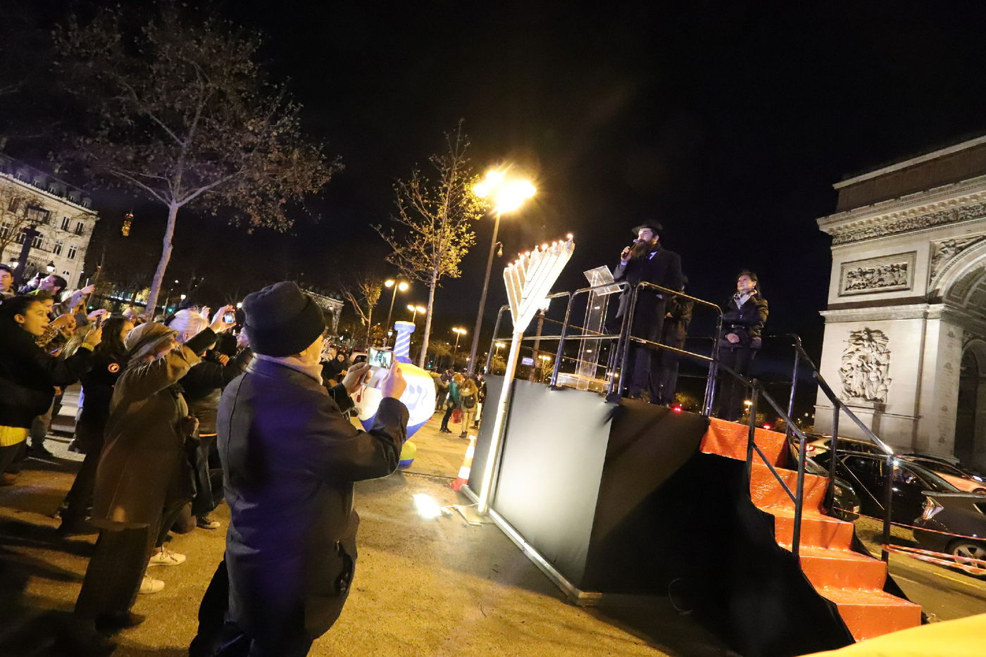 נר שמיני של חנוכה בשער הניצחון בפריז • תיעוד