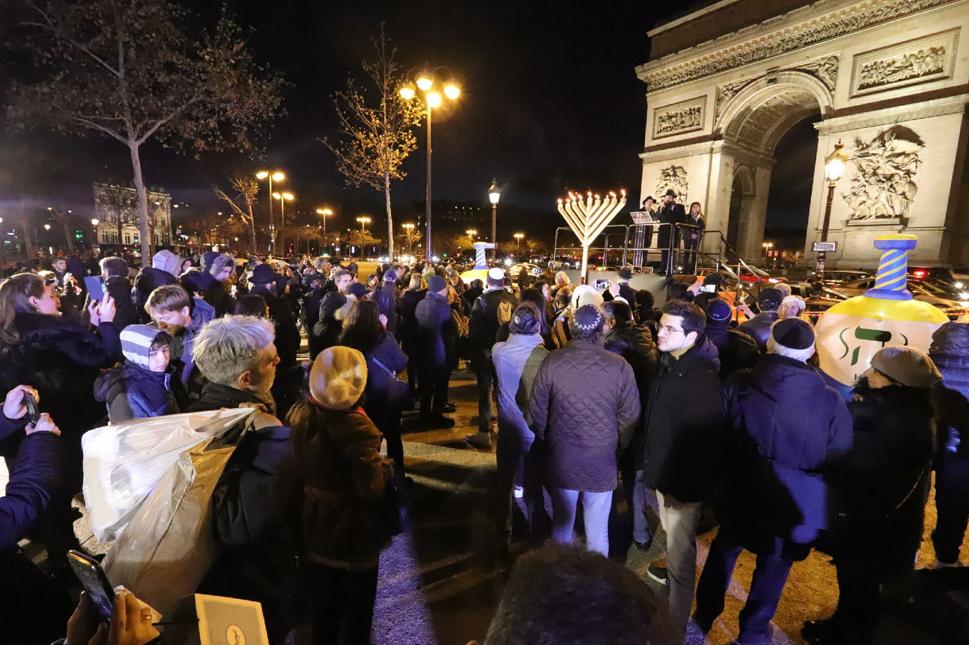 נר שמיני של חנוכה בשער הניצחון בפריז • תיעוד