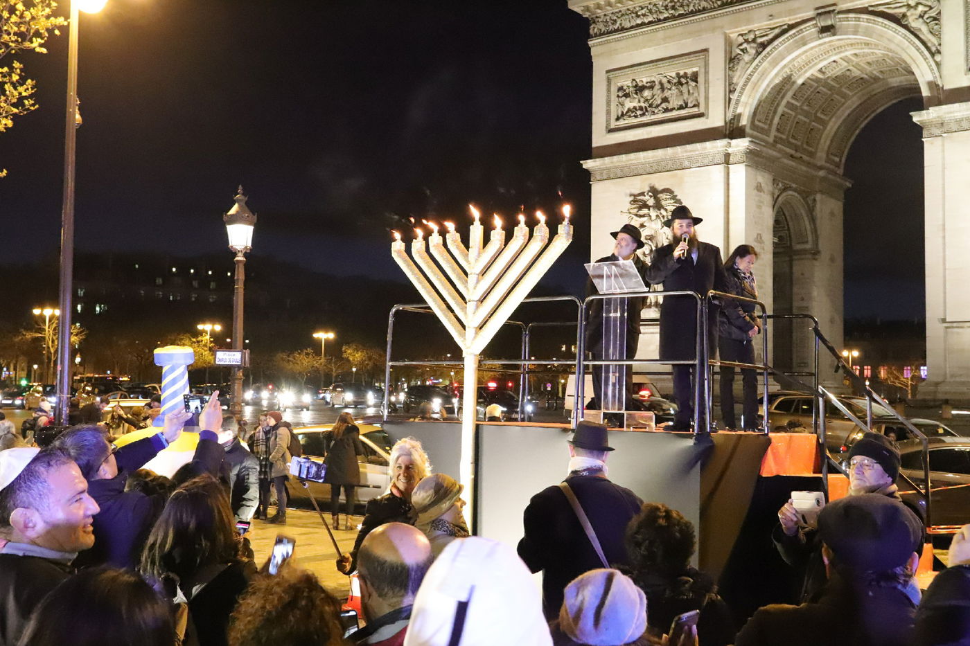 נר שמיני של חנוכה בשער הניצחון בפריז • תיעוד