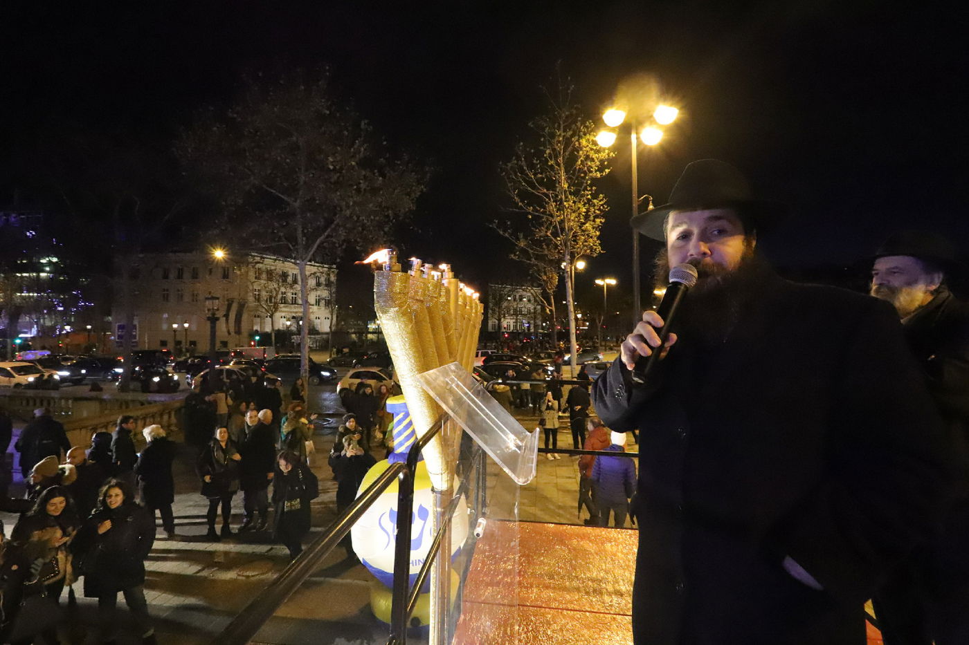 נר שמיני של חנוכה בשער הניצחון בפריז • תיעוד