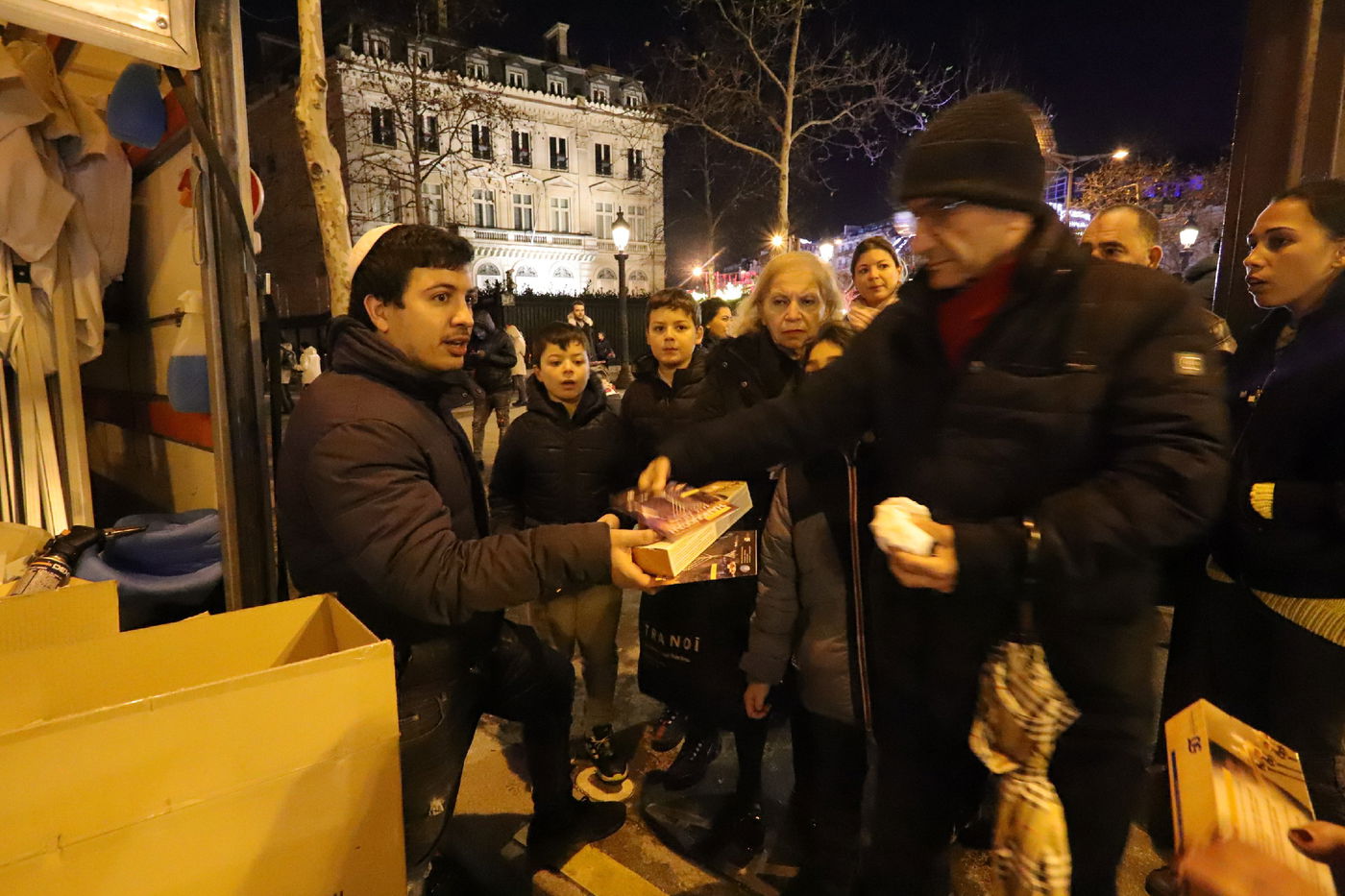 נר שמיני של חנוכה בשער הניצחון בפריז • תיעוד