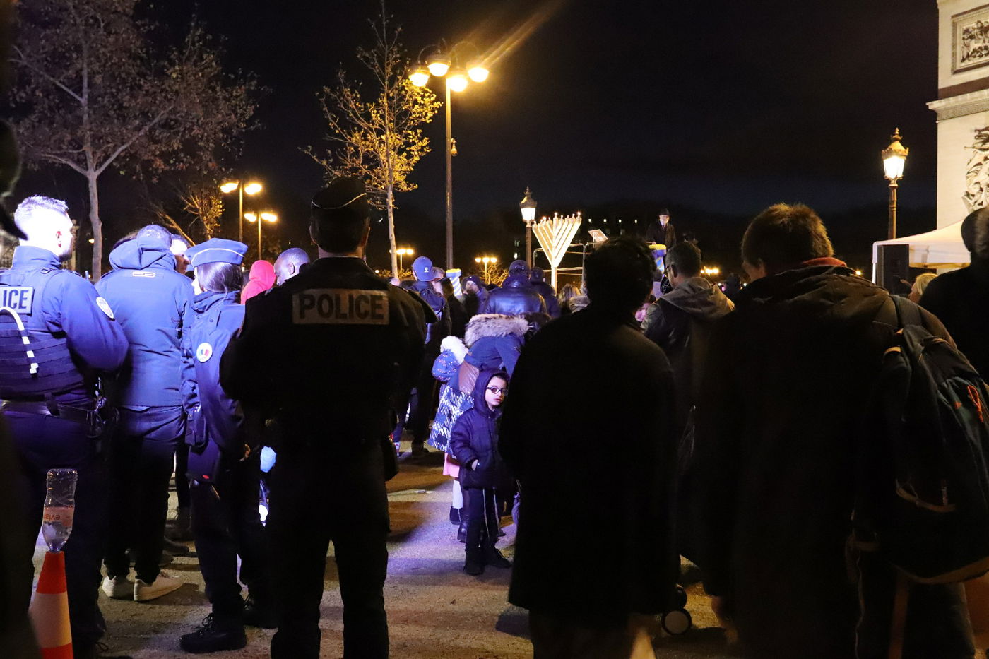 נר שמיני של חנוכה בשער הניצחון בפריז • תיעוד