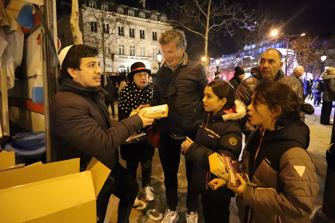 נר שמיני של חנוכה בשער הניצחון בפריז • תיעוד