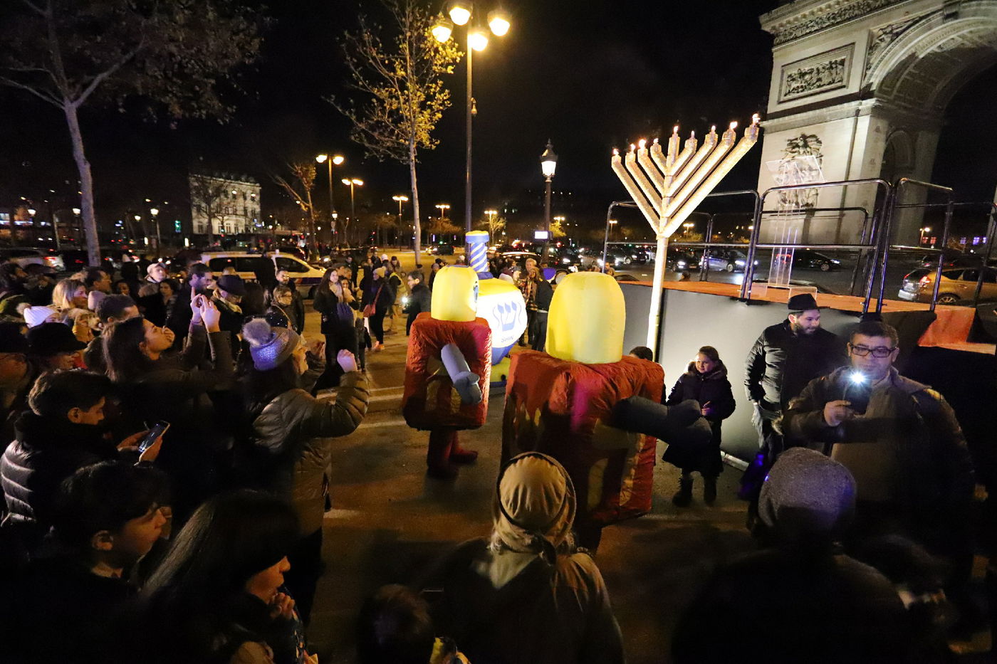 נר שמיני של חנוכה בשער הניצחון בפריז • תיעוד