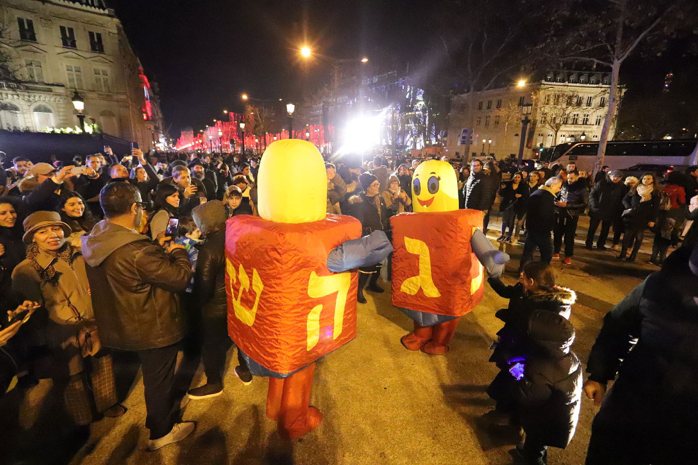 נר שמיני של חנוכה בשער הניצחון בפריז • תיעוד