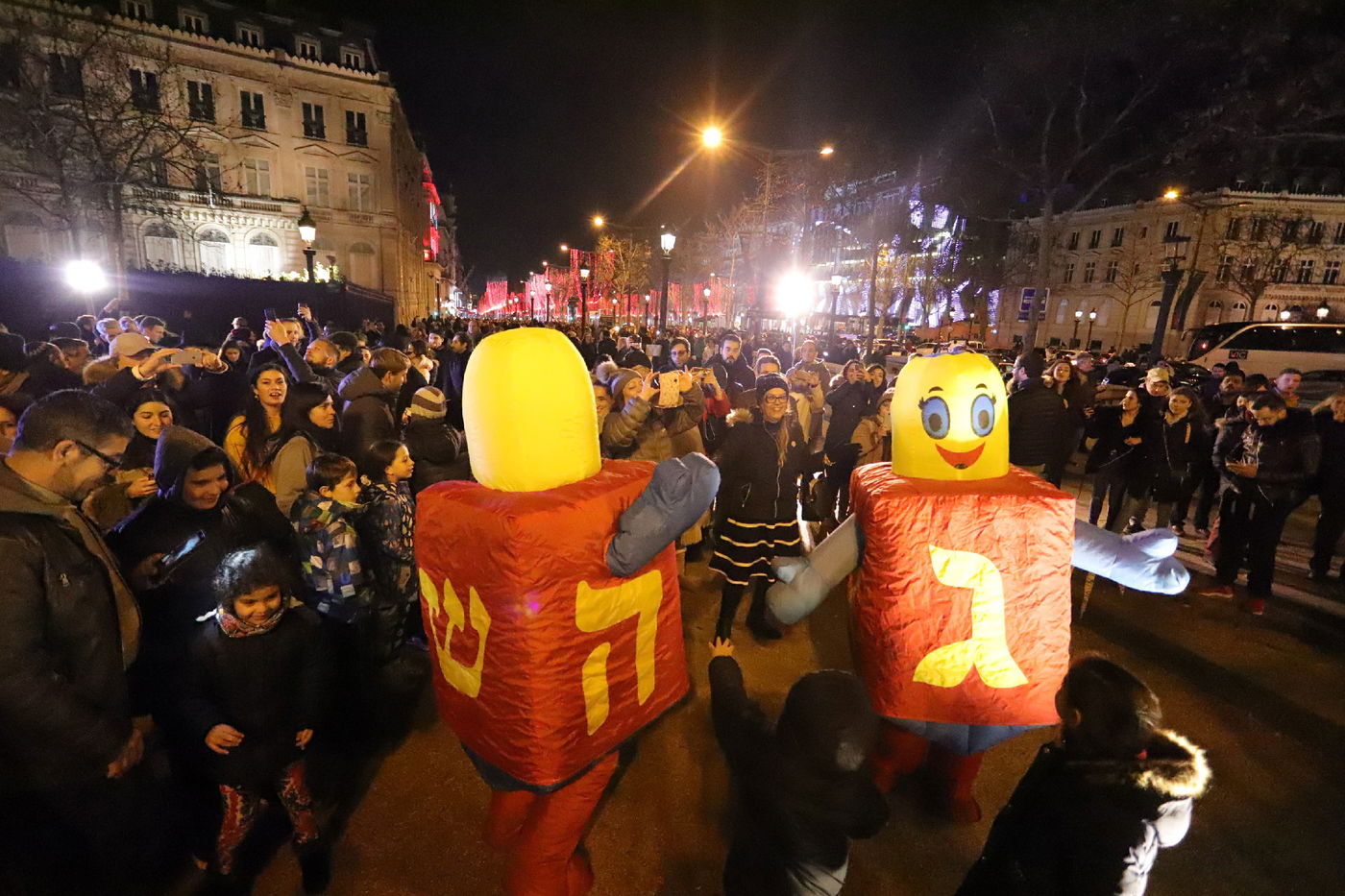 נר שמיני של חנוכה בשער הניצחון בפריז • תיעוד