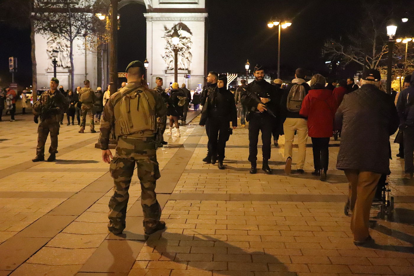 נר שמיני של חנוכה בשער הניצחון בפריז • תיעוד