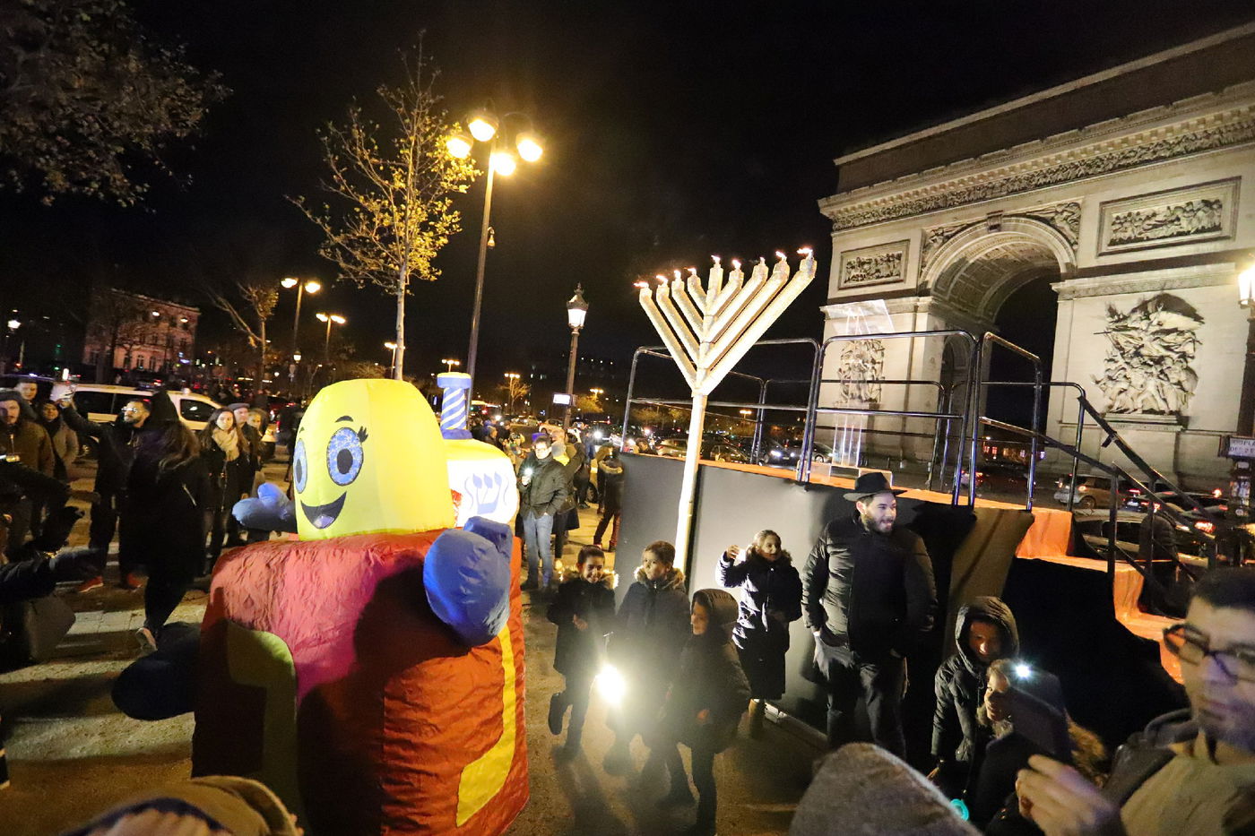 נר שמיני של חנוכה בשער הניצחון בפריז • תיעוד