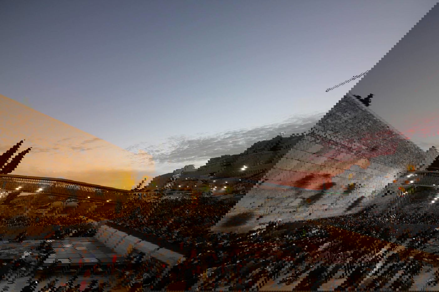 תיעוד: הראשל"צ הגר"י יוסף הדליק 'נר שמיני' בכותל