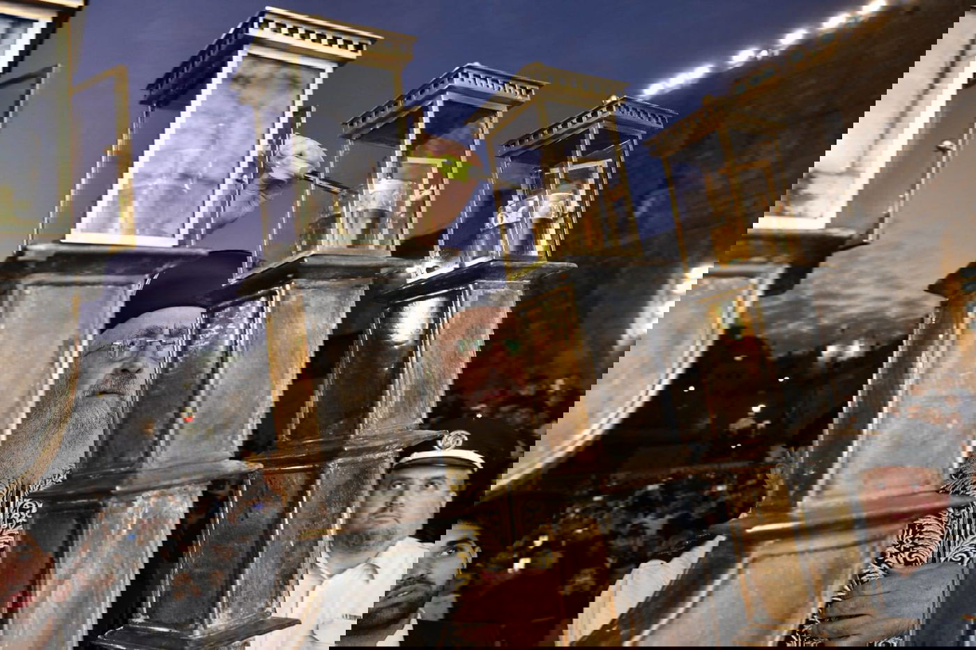 תיעוד: הראשל"צ הגר"י יוסף הדליק 'נר שמיני' בכותל