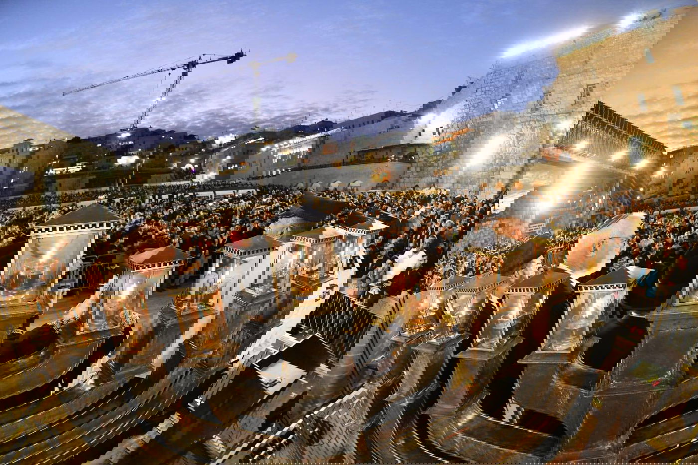 תיעוד: הראשל"צ הגר"י יוסף הדליק 'נר שמיני' בכותל