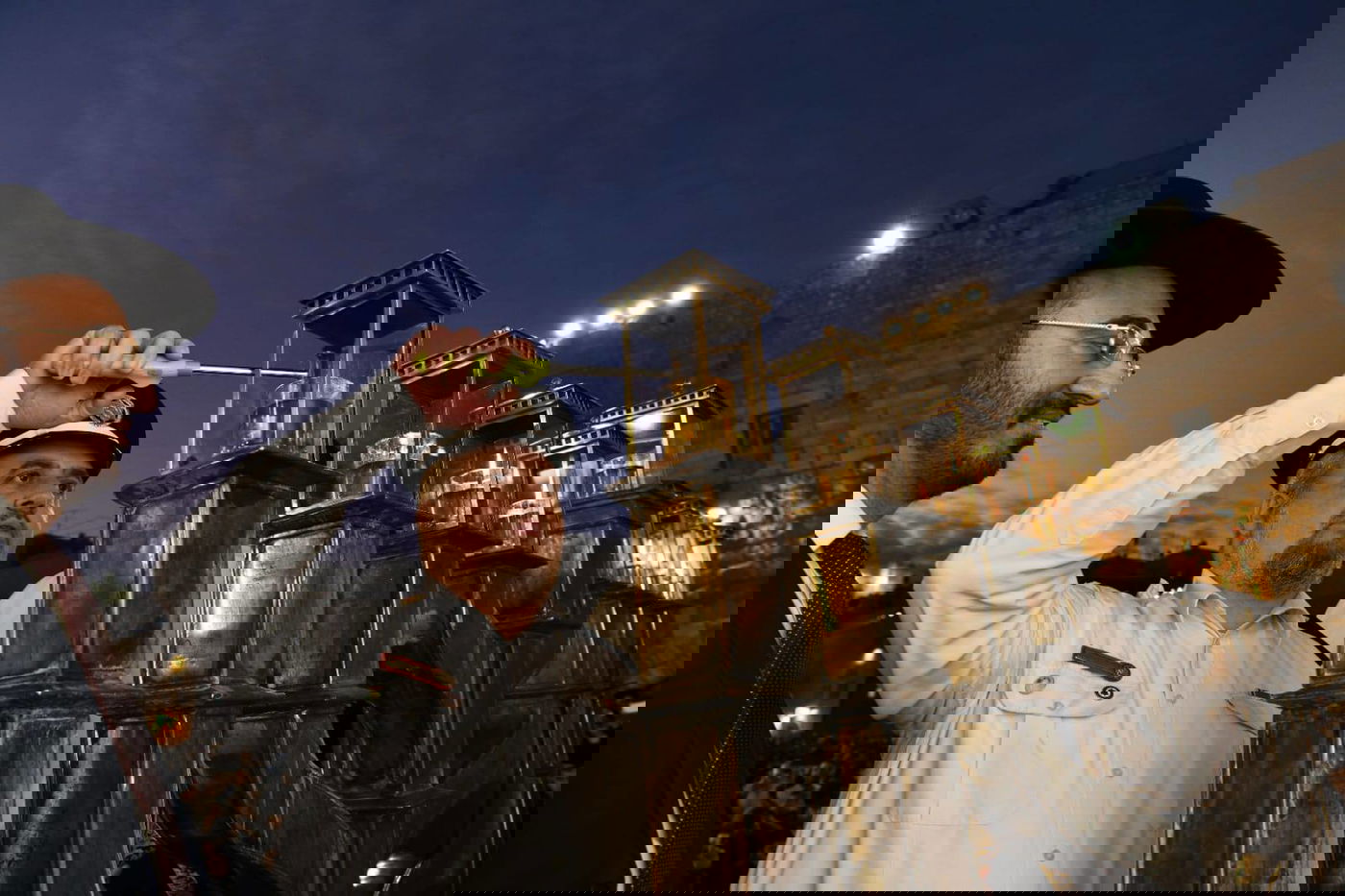 תיעוד: הראשל"צ הגר"י יוסף הדליק 'נר שמיני' בכותל