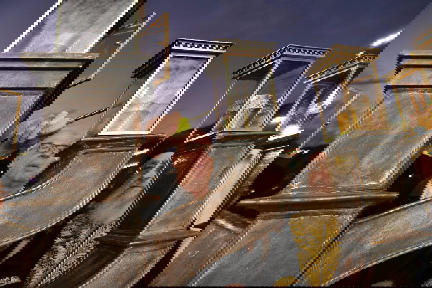 תיעוד: הראשל"צ הגר"י יוסף הדליק 'נר שמיני' בכותל