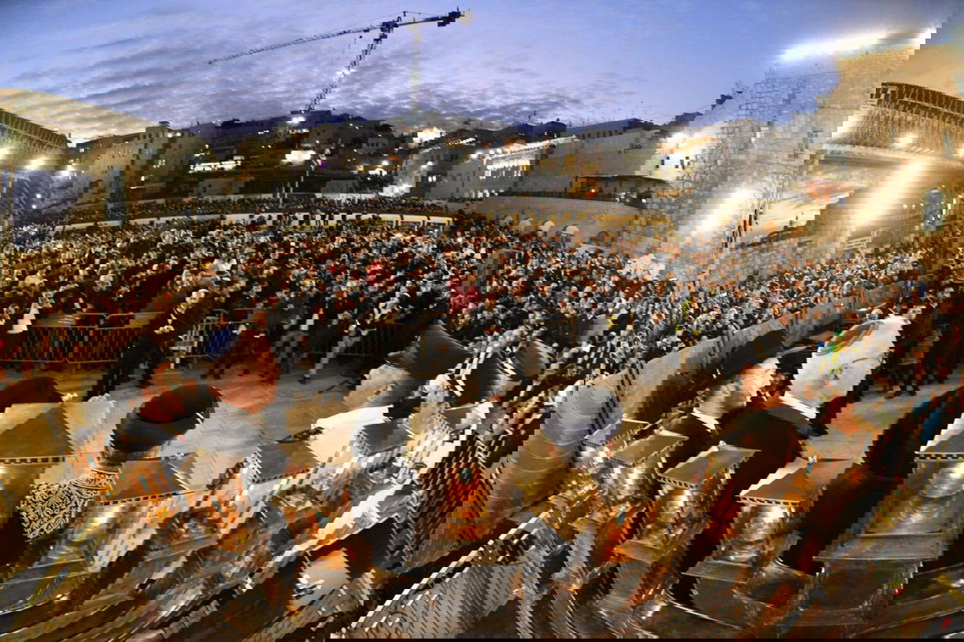 תיעוד: הראשל"צ הגר"י יוסף הדליק 'נר שמיני' בכותל