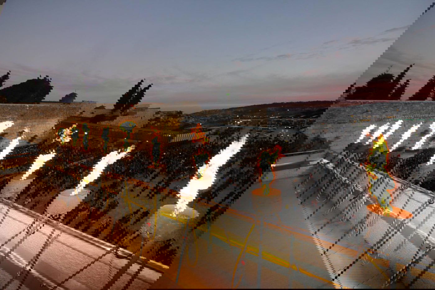 תיעוד: הראשל"צ הגר"י יוסף הדליק 'נר שמיני' בכותל