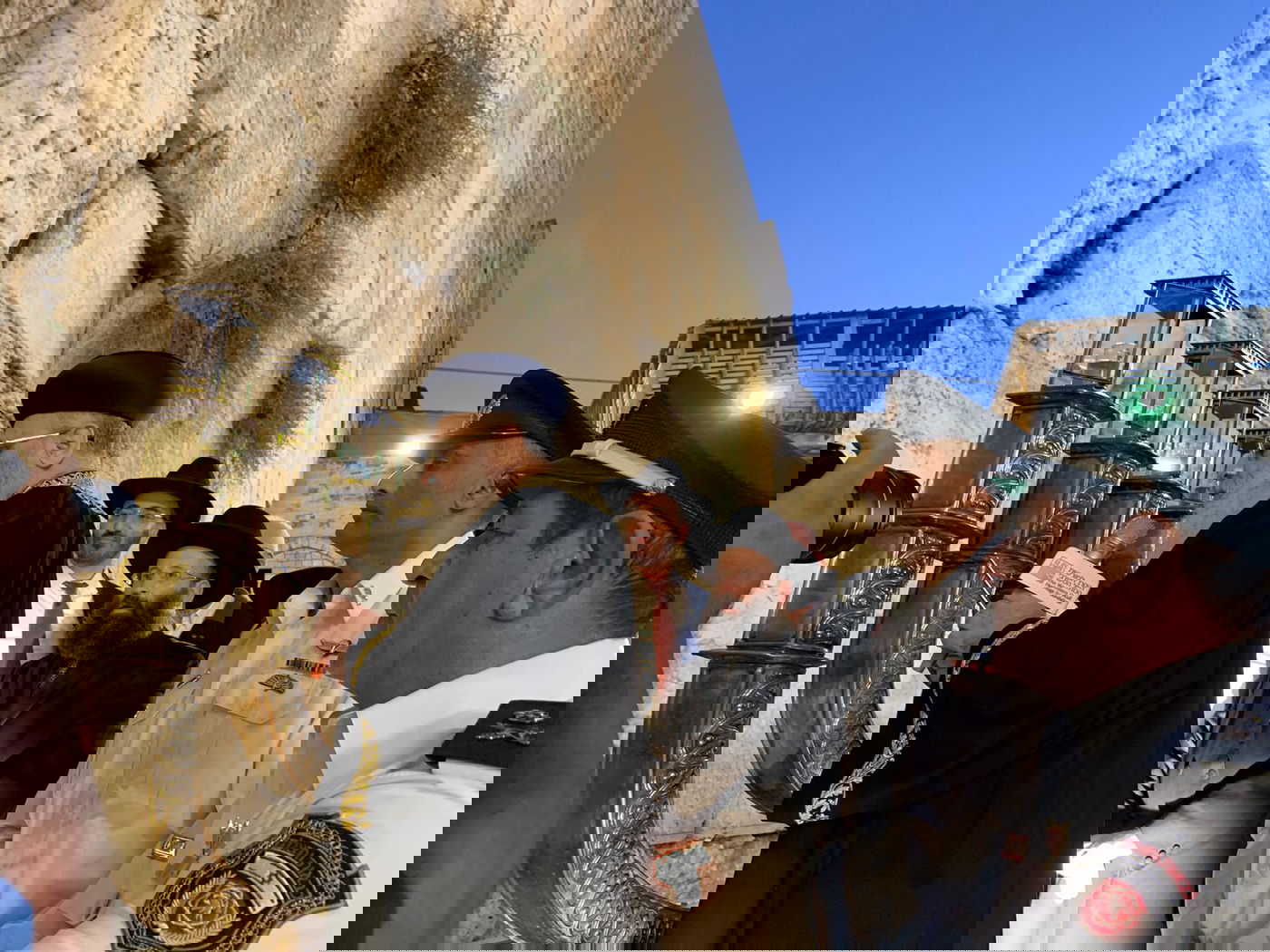 תיעוד: הראשל"צ הגר"י יוסף הדליק 'נר שמיני' בכותל